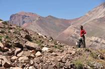 Momento de descanso e admiração da paisagem do parque Provincial Aconcagua, na nossa caminhada de saída do parque, na região de Mendoza, oeste da Argentina